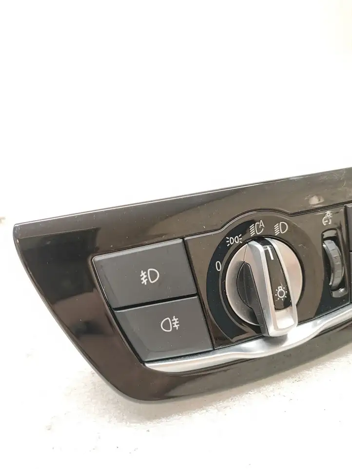 BMW 5 G30 G31 (2016 - ) 6841883 Включатель фонарей — фото 2