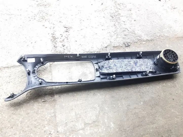 Toyota Yaris (2014 - 2019) Отделка внутренней панели салона — фото 1