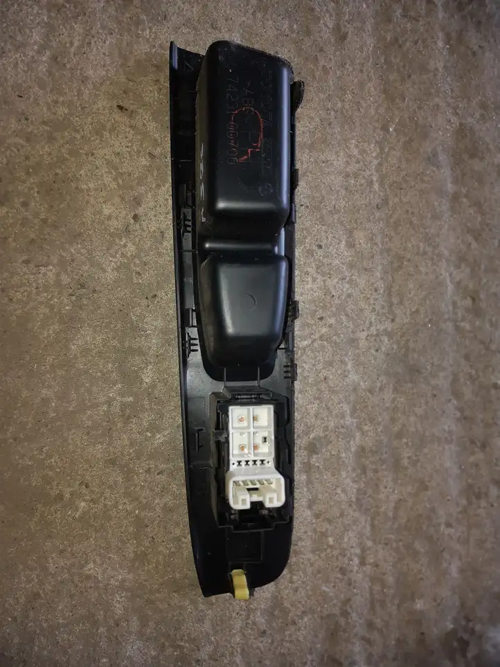 Toyota Yaris (2014 - 2019) Кнопка стеклоподъемников — фото 2
