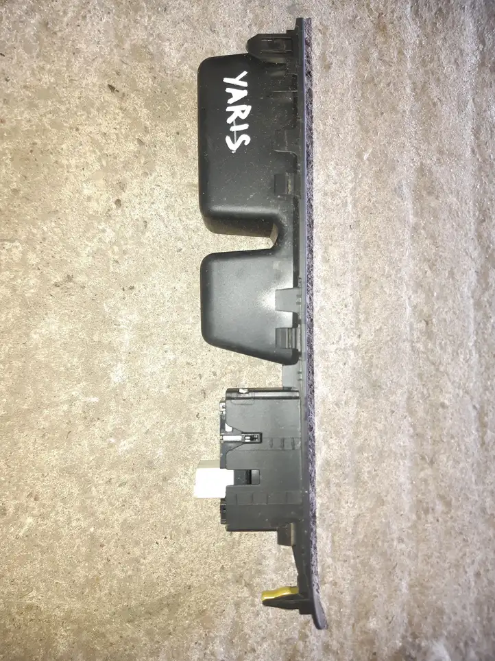 Toyota Yaris (2014 - 2019) Кнопка стеклоподъемников — фото 3