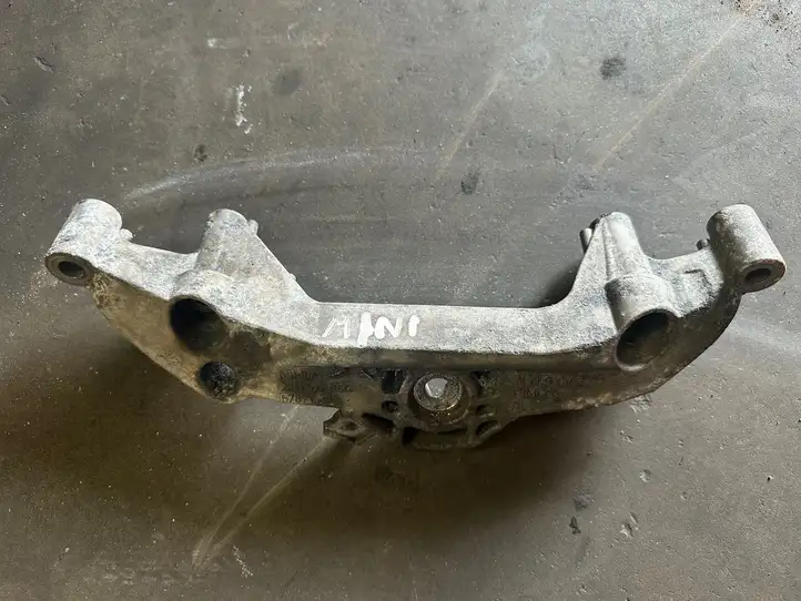 Mini Cooper Hatch Hardtop (2007 - 2014) 6787018 Кронштейн двигателя — фото 1