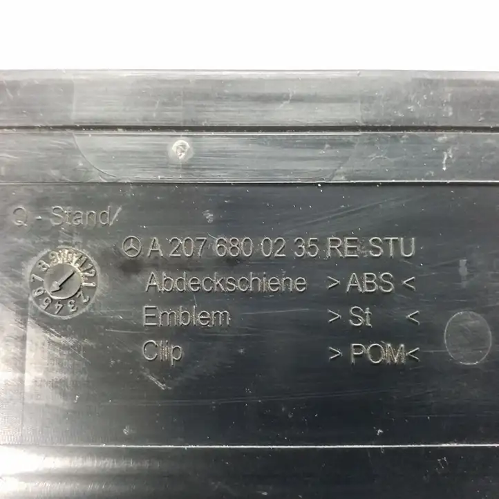 Mercedes-Benz E C207 W207 (2009 - 2017) A2076800235 Внутренняя отделка переднего порога — фото 4