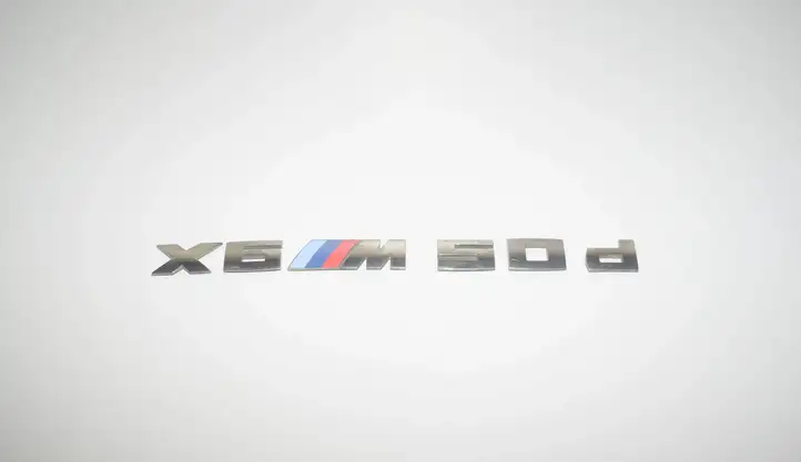 BMW X6 F16 (2014 - 2017) Эмблема производителя — фото 2
