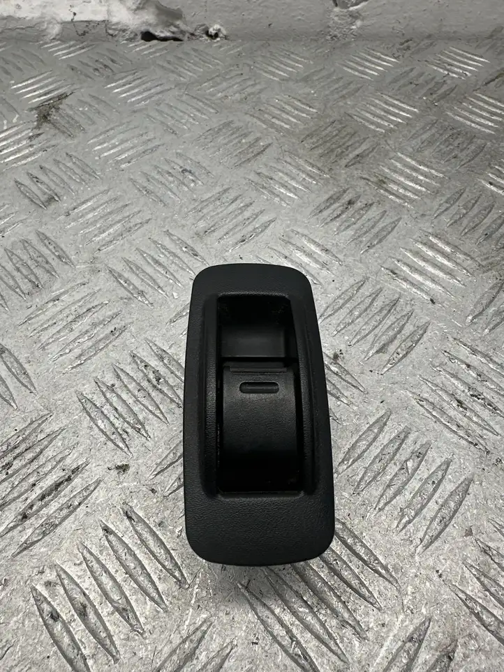 Toyota RAV 4 (XA20) (2000 - 2005) Кнопка стеклоподъемников — фото 1