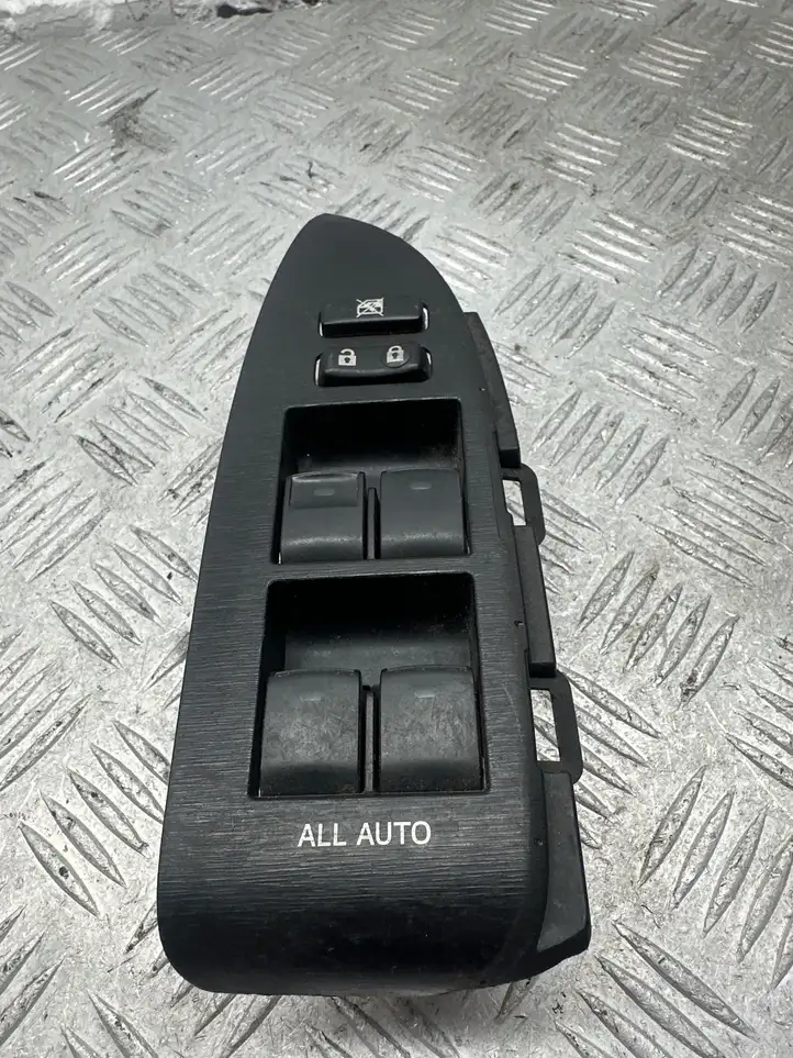 Toyota Prius (XW30) (2009 - 2015) 8404033100 Блок кнопок стеклоподъемников — фото 1