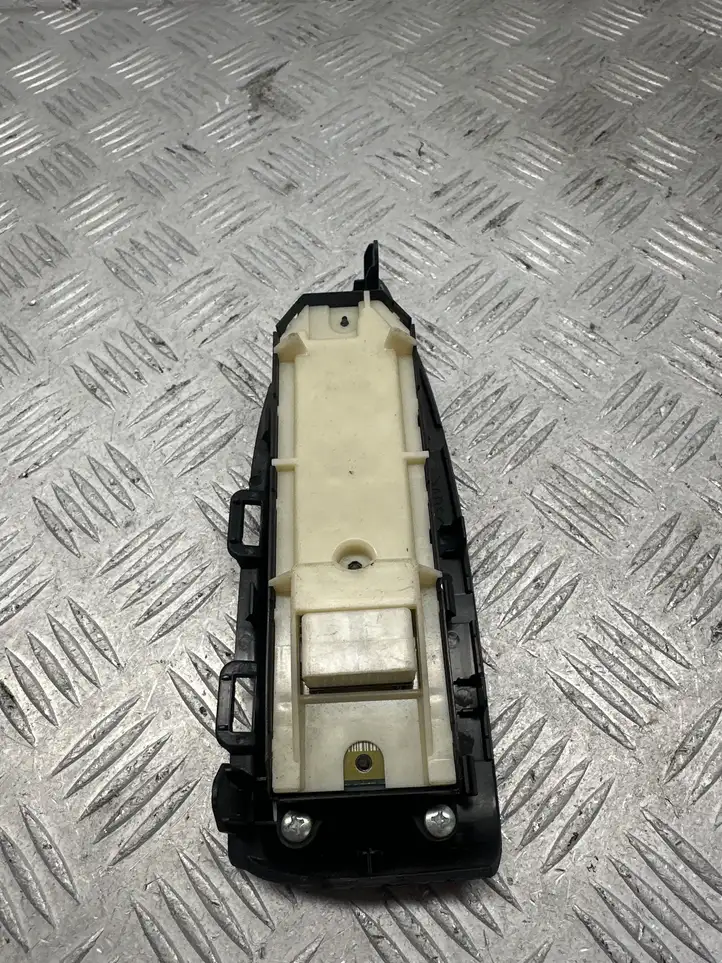 Toyota Prius (XW30) (2009 - 2015) 8404033100 Блок кнопок стеклоподъемников — фото 2