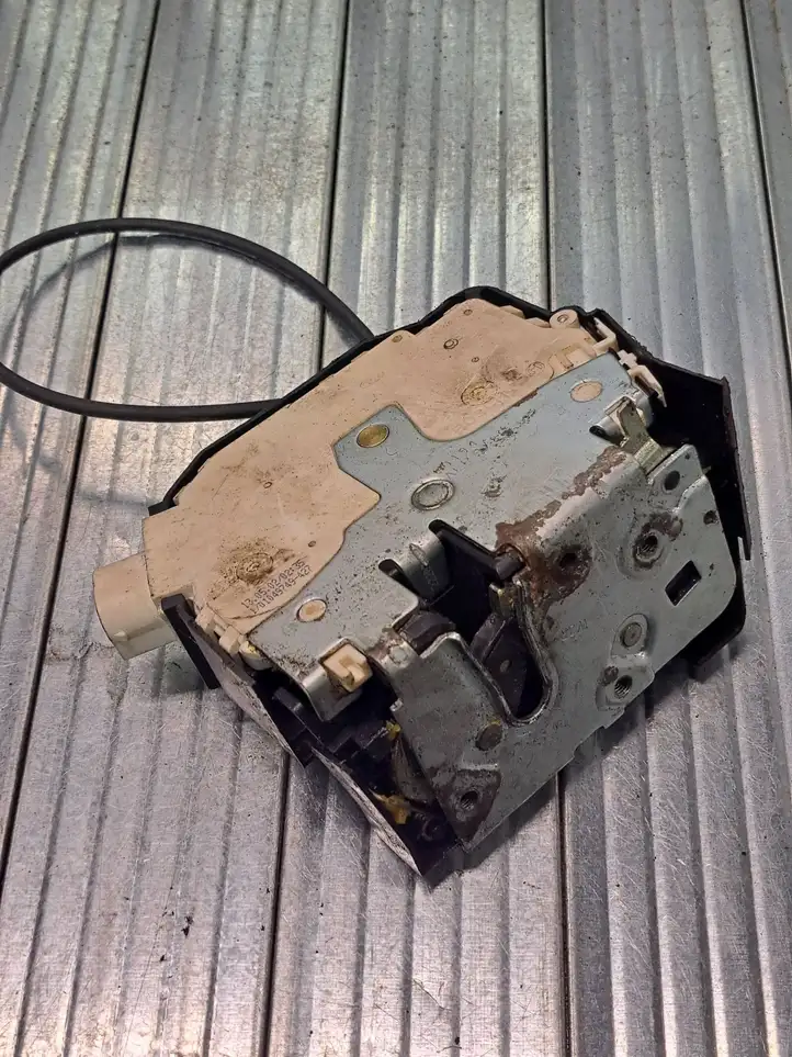 Land Rover Freelander (1997 - 2003) 101049749427 Замок задней двери — фото 1