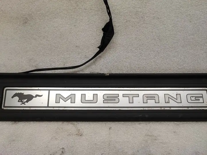 Ford Mustang VI (2015 - ) FR3J6313222AW Внутренняя отделка переднего порога — фото 2