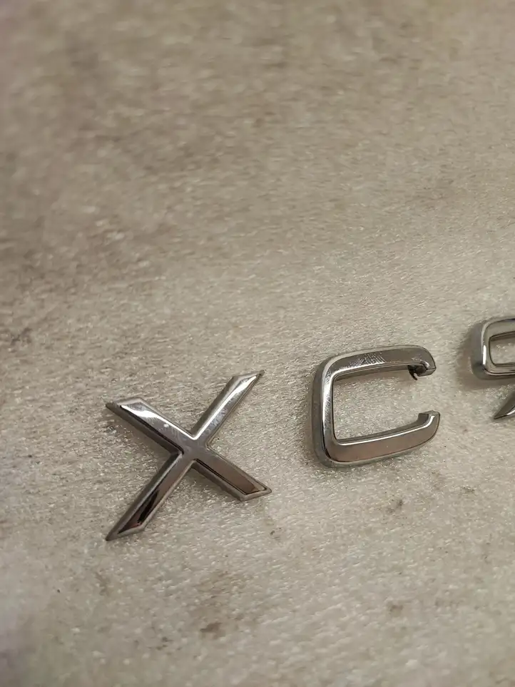 Volvo XC90 (2019 - ) Эмблема производителя — фото 2
