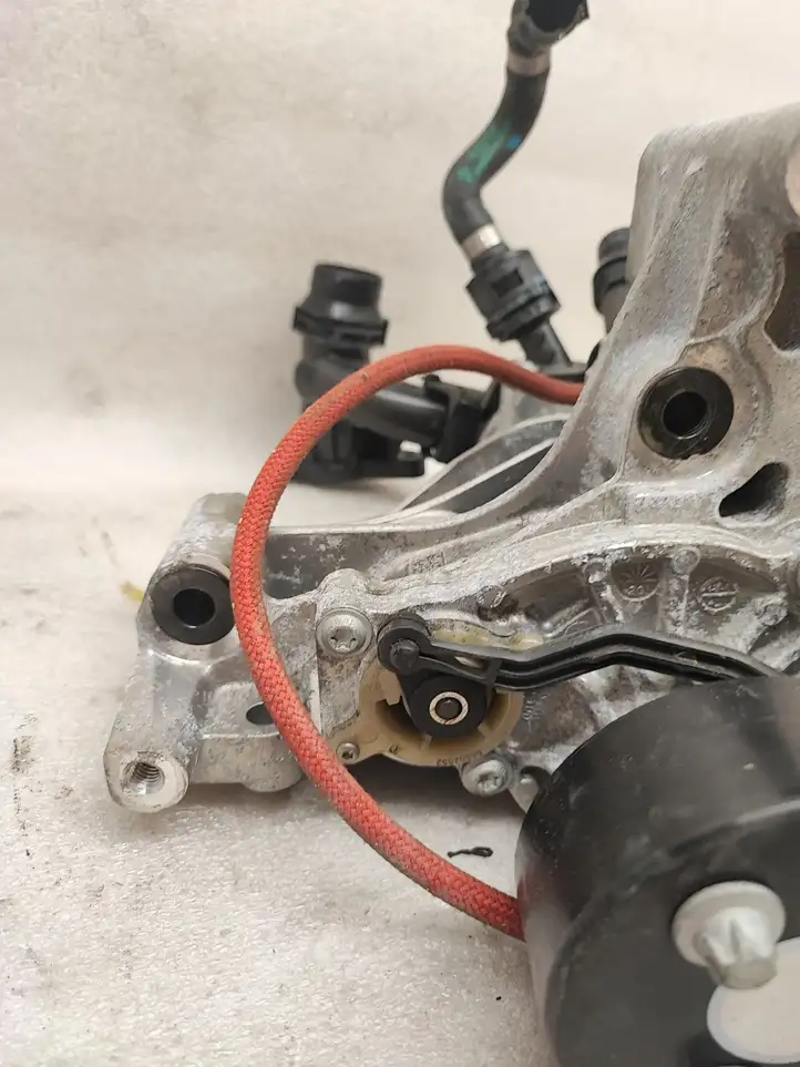 BMW 4 G22 G23 G24 G26 (2020 - ) 8593269 Кронштейн генератора — фото 4