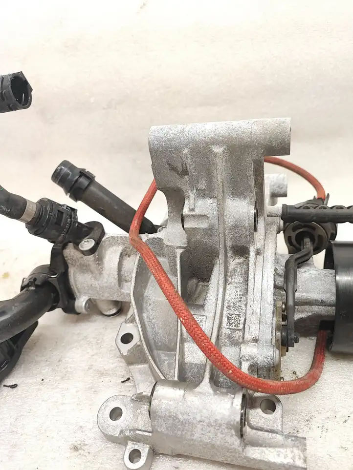 BMW 4 G22 G23 G24 G26 (2020 - ) 8593269 Кронштейн генератора — фото 7