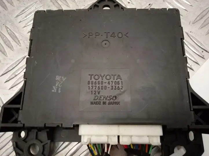 Toyota Prius (XW20) (2003 - 2009) 8865047051 Прочие блоки управления — фото 3