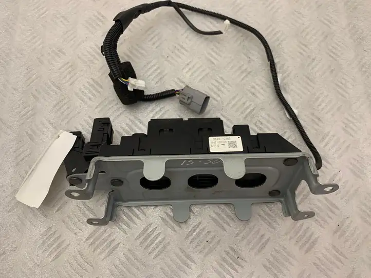 Lexus IS III XE30 (2016 - 2020) G384248020 Блок монтирования реле — фото 6