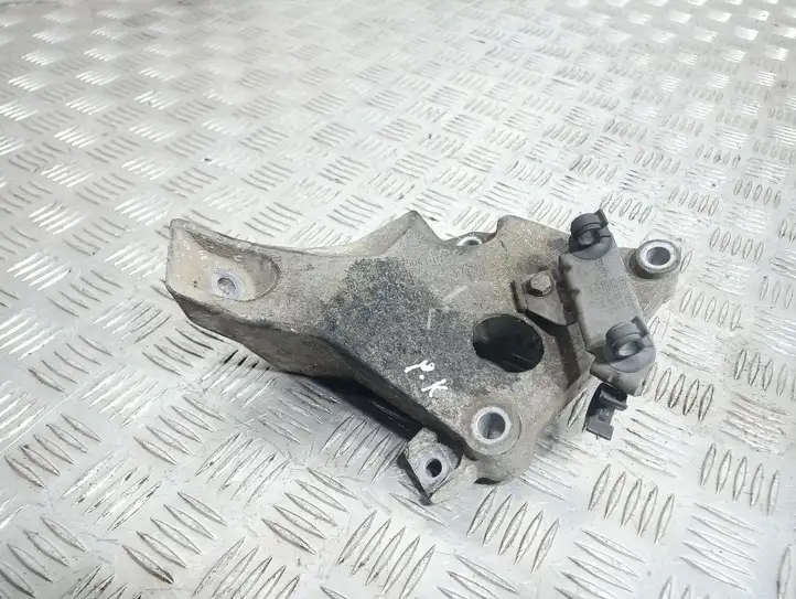 BMW 1 E81 E87 (2004 - 2011) 6775041 Кронштейн двигателя — фото 1