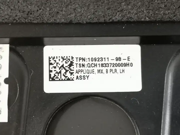 Tesla Model X (2015 - 2021) 1083901-00-B Наружная накладка стойки B — фото 2