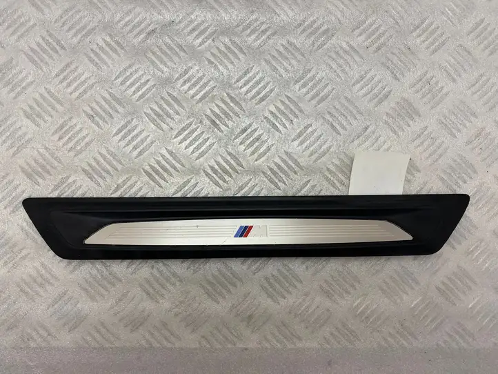 BMW 2 F46 (2015 - ) 8051037 Внутренняя отделка переднего порога — фото 1