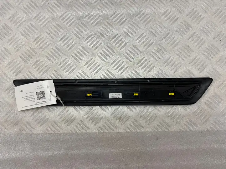 BMW 2 F46 (2015 - ) 8051037 Внутренняя отделка переднего порога — фото 2