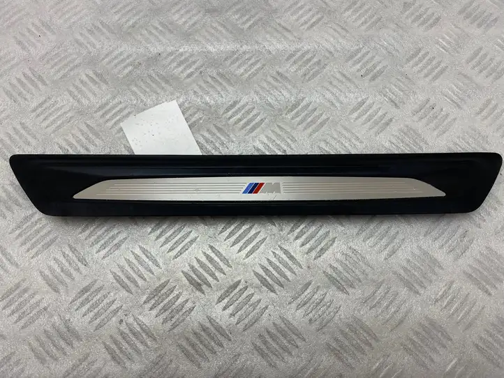 BMW 2 F46 (2015 - ) 8051037 Внутренняя отделка переднего порога — фото 1
