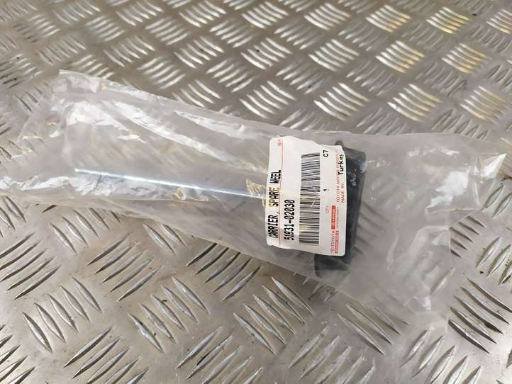Toyota Auris E180 (2012 - 2018)  5193102030 Крепежный винт (запасное колесо)