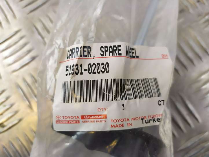 Toyota Yaris (2012 - 2014)  5193102030 Крепежный винт (запасное колесо)