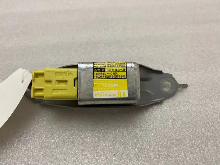 Toyota Prius (XW20) (2003 - 2009) 8983347030 Датчик удара SRS — фото 1
