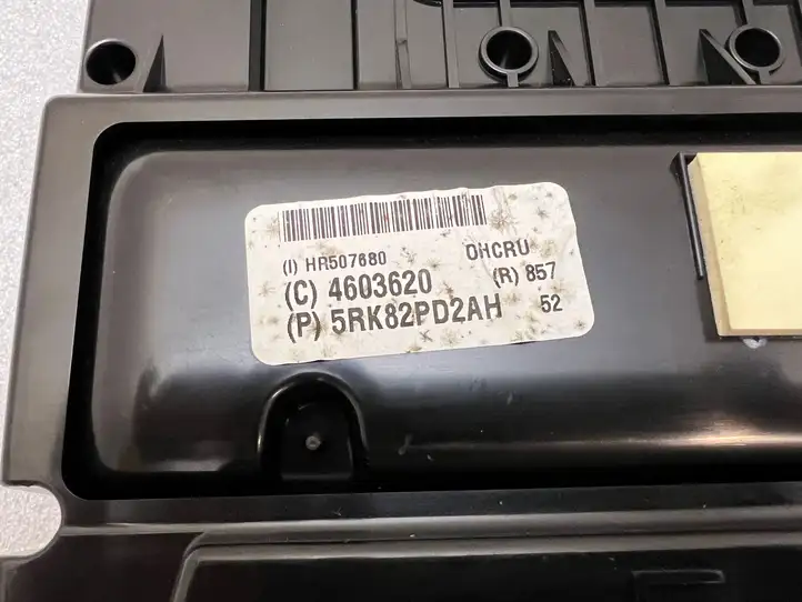 Chrysler Pacifica (2016 - ) 5RK82PD2AH Передняя подсветка — фото 3