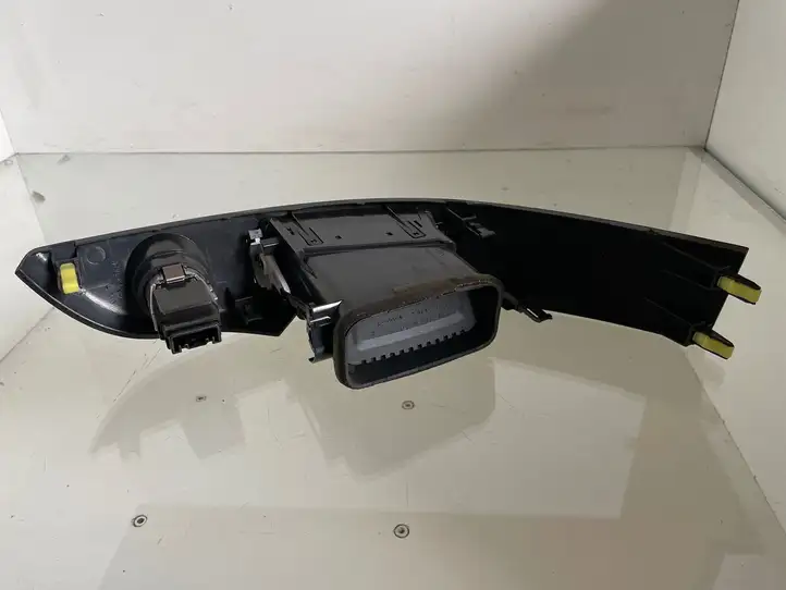 Toyota Corolla Verso AR10 (2004 - 2009) 5567064010 Центральный воздушный дефлектор — фото 1