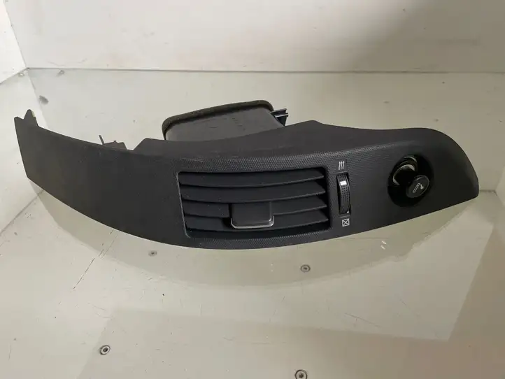 Toyota Corolla Verso AR10 (2004 - 2009) 5568064010 Центральный воздушный дефлектор — фото 1