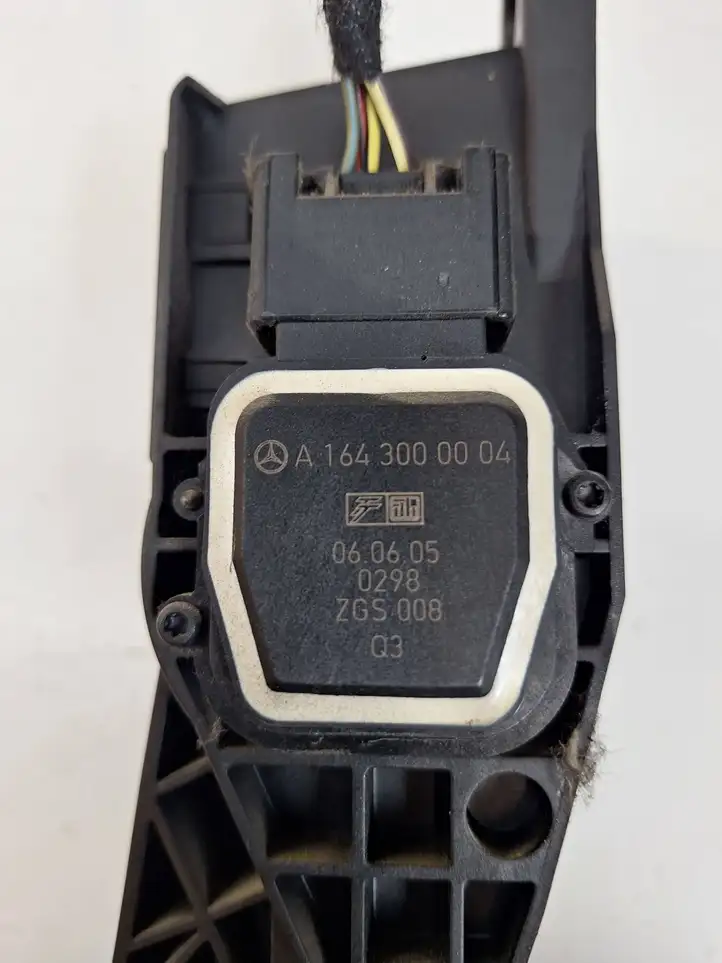 Mercedes-Benz ML W164 (2005 - 2011) A1643000004 Педаль акселератора — фото 4