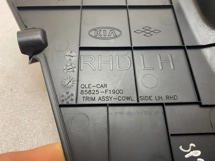 Kia Sportage (2018 - 2021) 85825F1900 Боковая отделка ногового пространства — фото 2