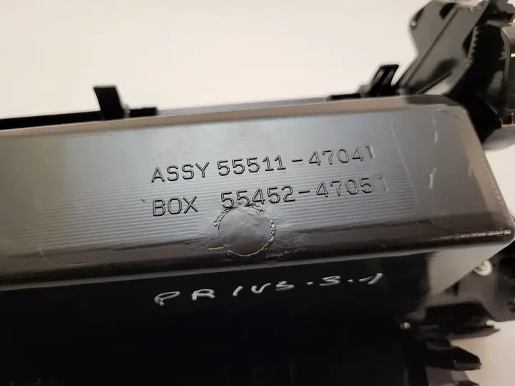 Toyota Prius (XW30) (2009 - 2015) 5551147041 Вещевой ящик — фото 3