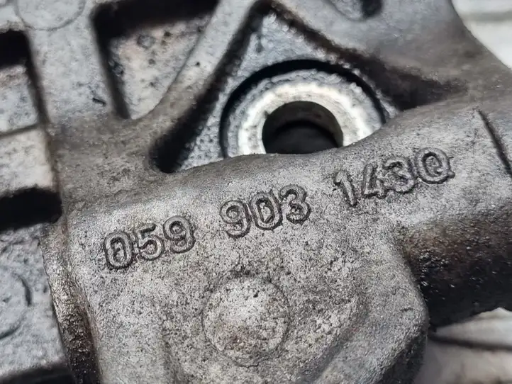 Audi Q7 4L (2005 - 2009) 059903143Q Кронштейн генератора — фото 4