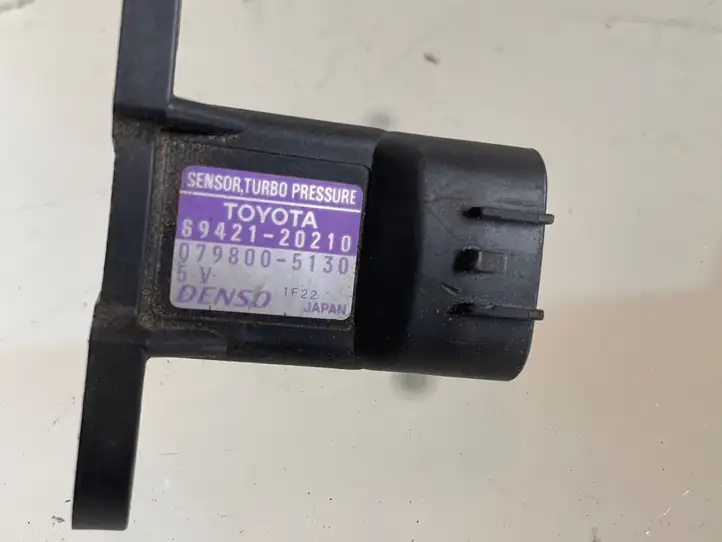 Toyota Corolla Verso AR10 (2004 - 2009) 8942120210 Датчик давления воздуха впуска — фото 2