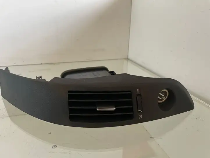 Toyota Corolla Verso AR10 (2004 - 2009) 6556444010 Центральный воздушный дефлектор — фото 1