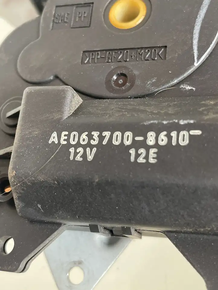 Toyota Corolla Verso AR10 (2004 - 2009) AE0637008610 Двигатель задвижки потока воздуха — фото 2