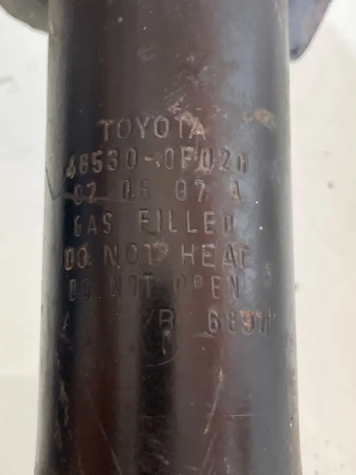 Toyota Corolla Verso AR10 (2004 - 2009) 485300F020 Задний aмортизатор — фото 3