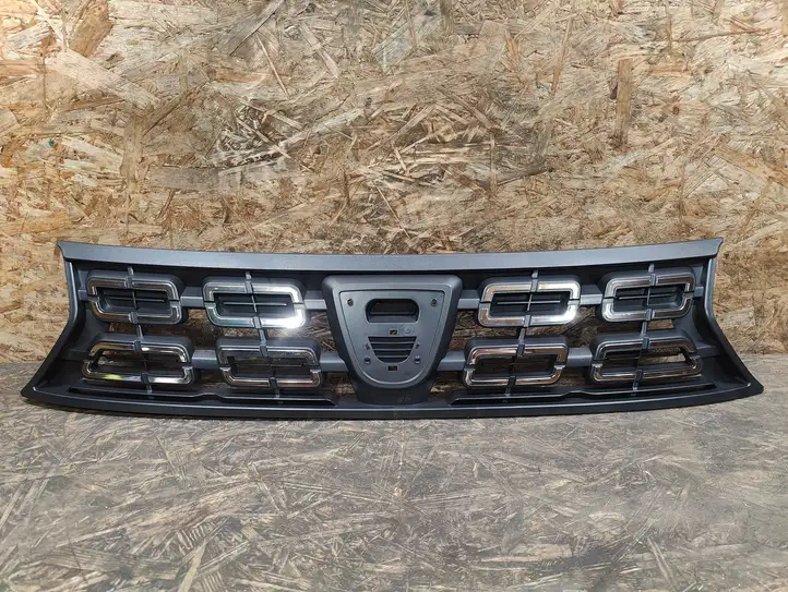 Dacia Duster (2017 - ) Верхняя решетка радиатора — фото 1