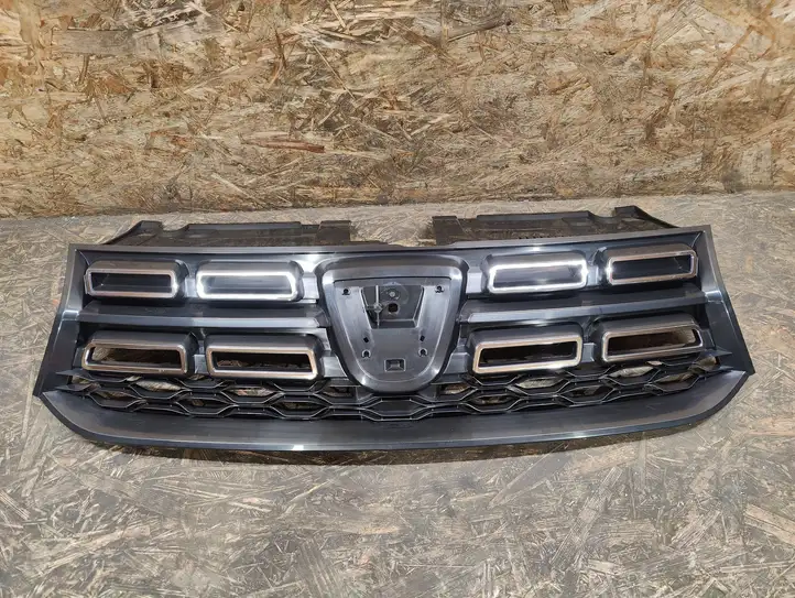 Dacia Logan II (2012 - 2020) Верхняя решетка радиатора — фото 1