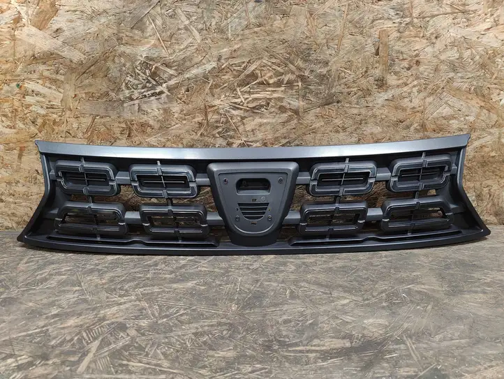 Dacia Duster (2017 - ) Верхняя решетка радиатора — фото 1