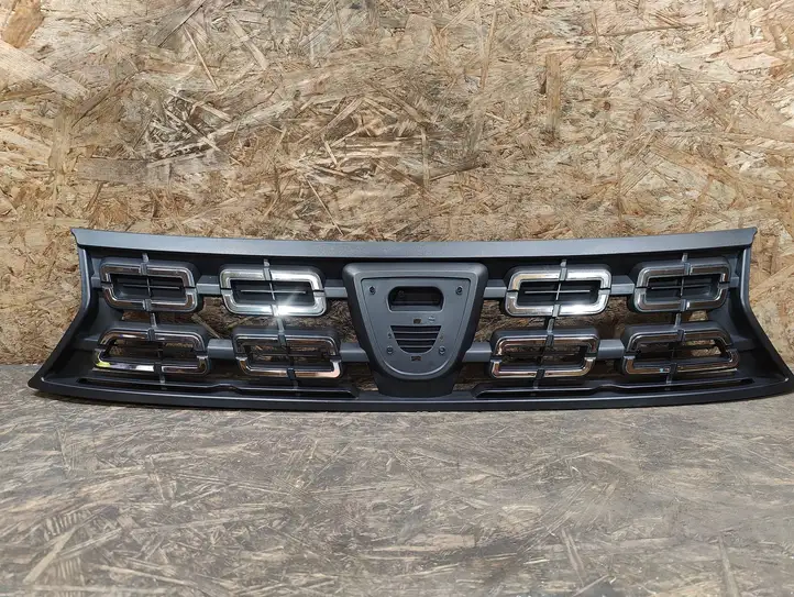 Dacia Duster (2017 - ) Верхняя решетка радиатора — фото 1