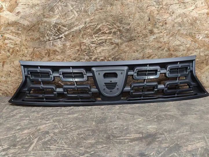 Dacia Duster (2017 - ) Верхняя решетка радиатора — фото 1