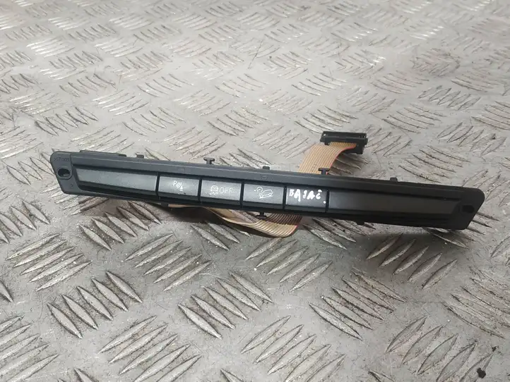 BMW X6 E71 (2008 - 2014) 9208218 Кнопка фаркопа в багажнике — фото 1