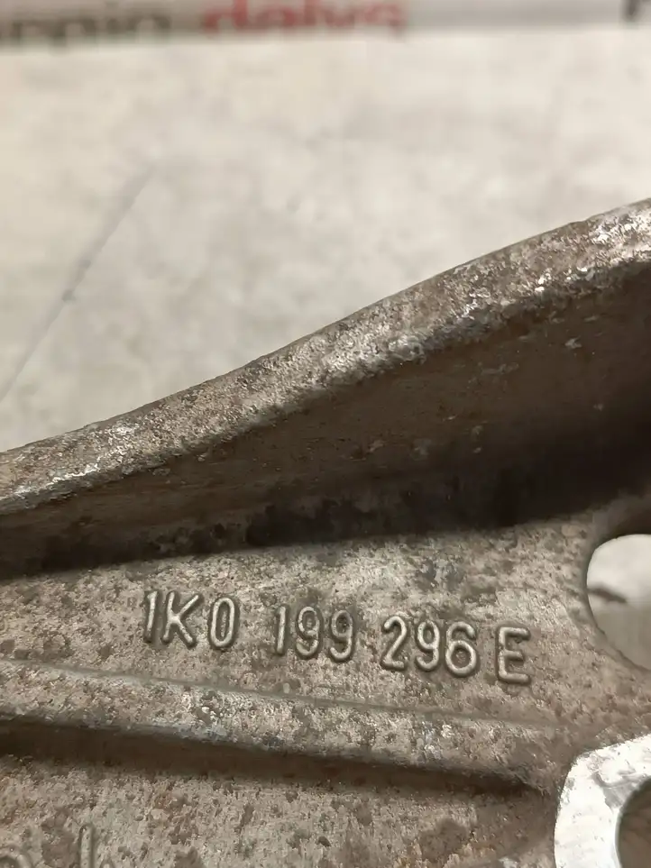 Audi A3/S3 8P (2003 - 2005) 1K0199296E Кронштейн двигателя — фото 4
