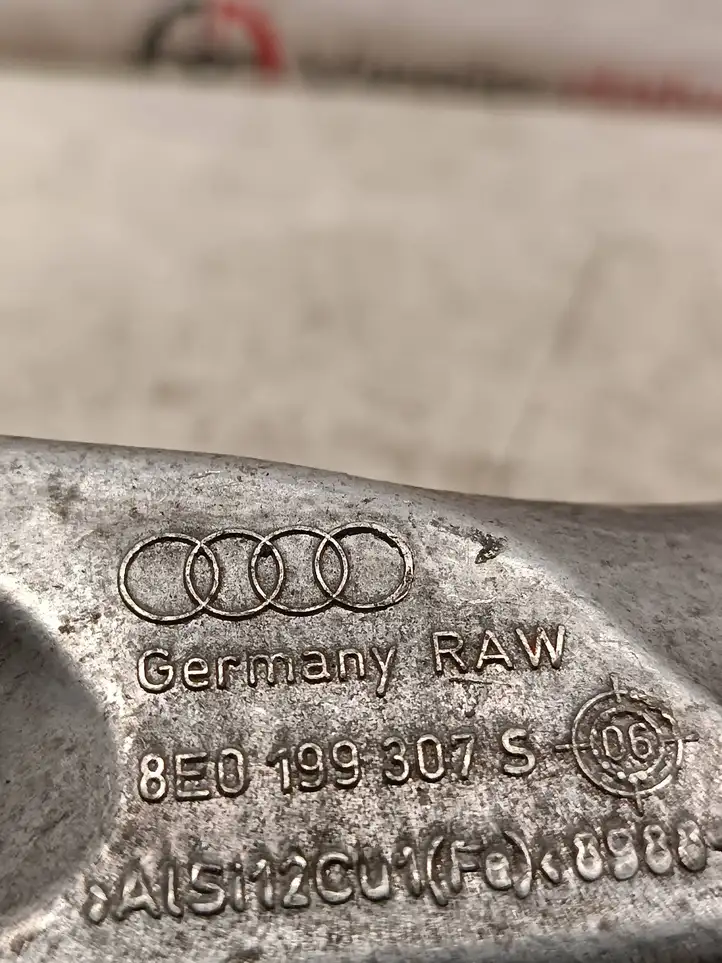 Audi A4 S4 B7 8E 8H (2004 - 2009) 8E0199307S Кронштейн двигателя — фото 3
