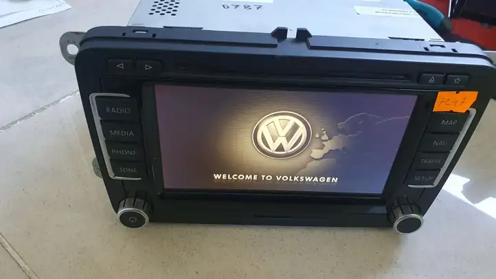 Volkswagen PASSAT B7 (2011 - 2014) 1T0035680AX Магнитола / мультимедийная система — фото 1