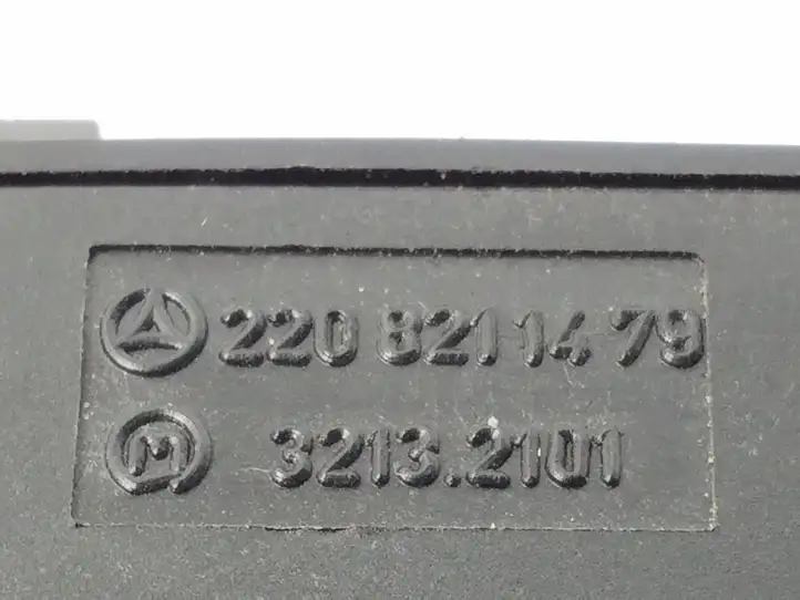 Mercedes-Benz SL R230 (2001 - 2012) A2208211479 Кнопка закрытия багажника — фото 2