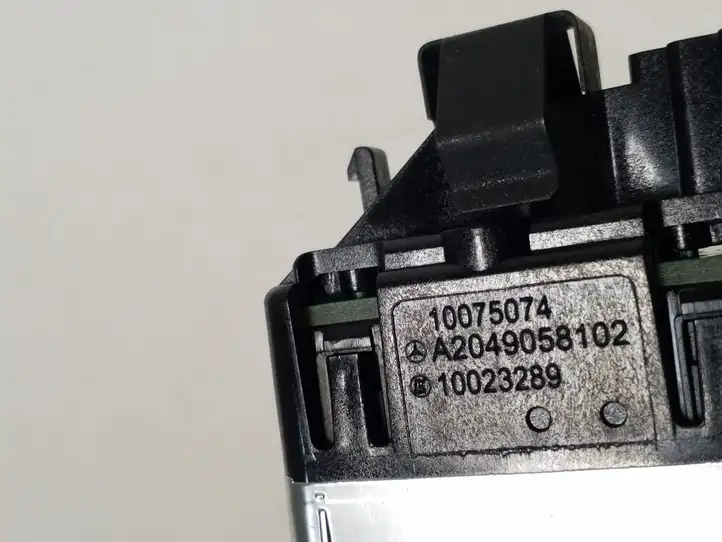 Mercedes-Benz A W176 (2012 - 2018) Кнопка стеклоподъемников — фото 4