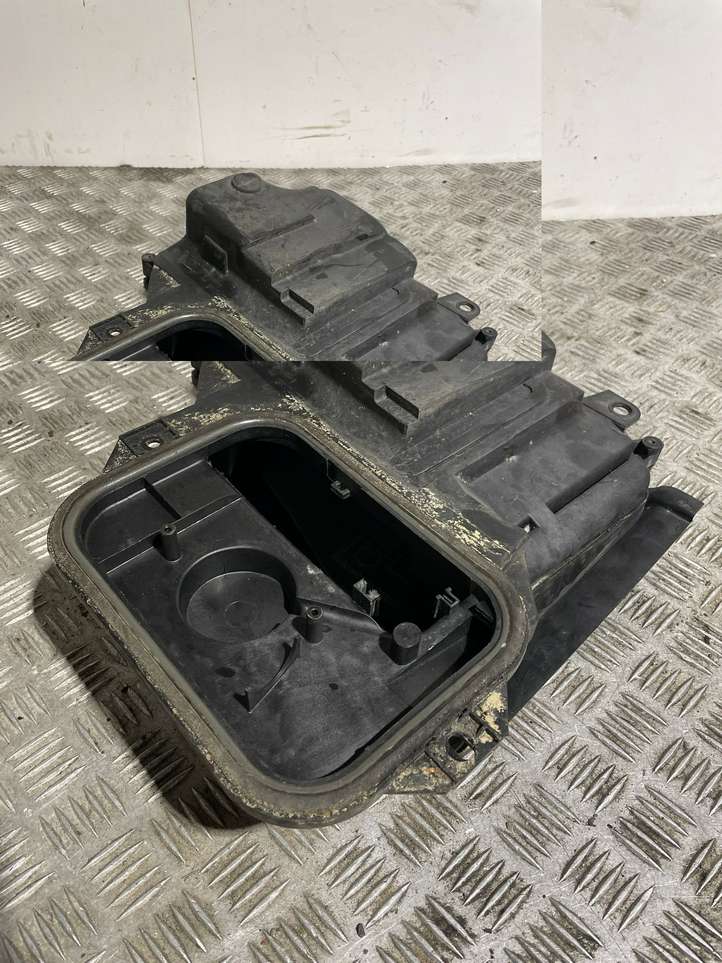 Audi A4 (2004 - 2009)  8E1907355 Крышка ящика предохранителей
