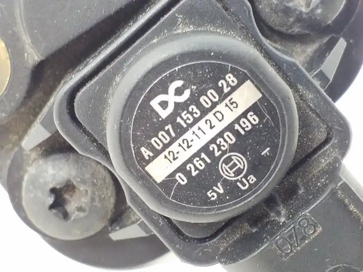 Mercedes-Benz E C207 W207 (2009 - 2017) A0071530028 Датчик давления воздуха впуска — фото 2