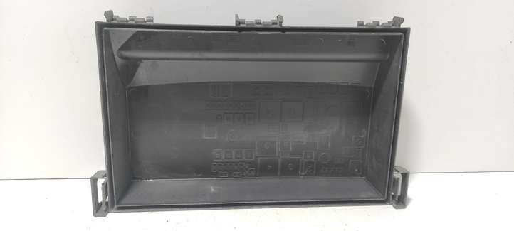 Opel Astra (2009 - 2012)  13403357 Крышка ящика предохранителей